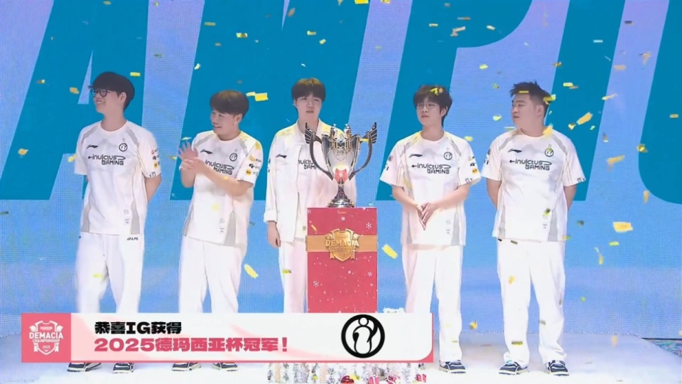 九游体育-包含Rookie回归赛场，势不可挡首场状态亮眼，巴塞罗那观众沸腾！的词条